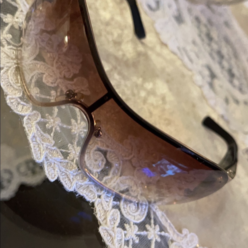 Sun glasses - Picture 2 of 4